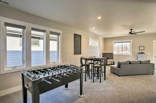 Custom Modern Retreat About 1 Mile To Downtown And Lake!