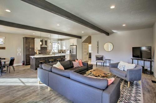 Custom Modern Retreat About 1 Mile To Downtown And Lake!