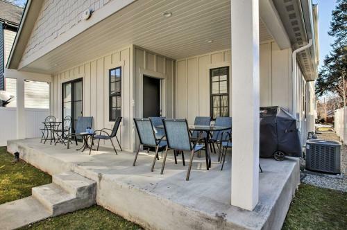 Custom Modern Retreat About 1 Mile To Downtown And Lake!