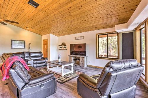 Upscale Cabin With Mountain Views And Large Game Room!