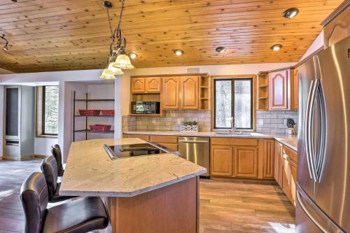 Upscale Cabin With Mountain Views And Large Game Room!