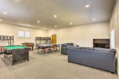 Upscale Cabin With Mountain Views And Large Game Room!