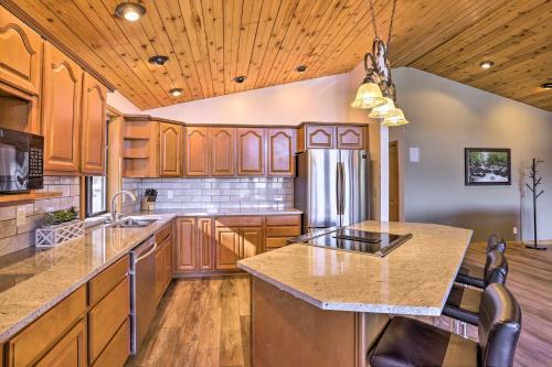 Upscale Cabin With Mountain Views And Large Game Room!