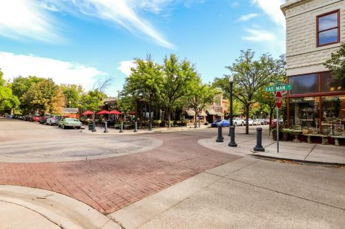 Hyde Park Mainstay