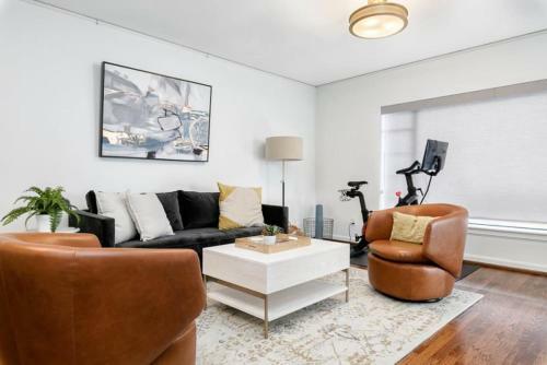 Luxury Contemporary Apartment With Peloton Bike