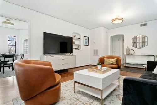 Luxury Contemporary Apartment With Peloton Bike