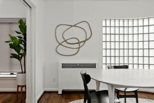 Luxury Contemporary Apartment With Peloton Bike