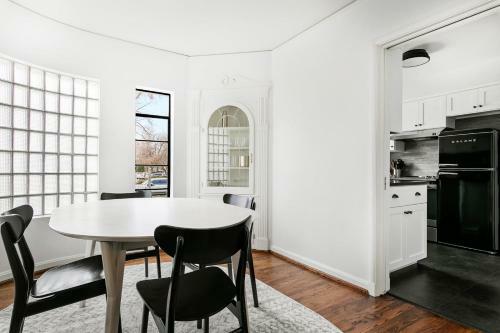 Luxury Contemporary Apartment With Peloton Bike