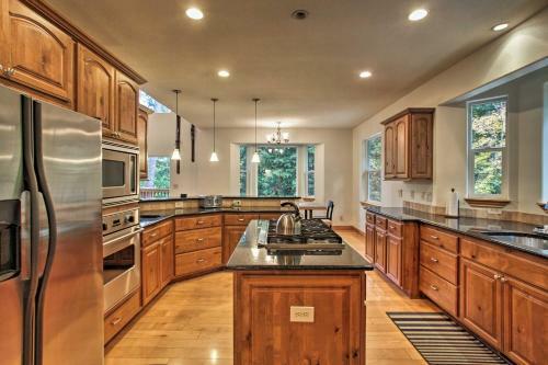 Spacious Hayden Lake House - 3 Minutes To Marina!