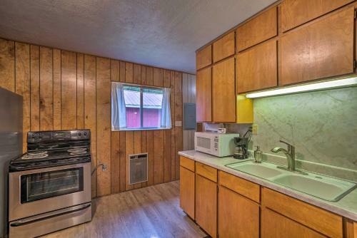 2 Cozy Cabins With Snowmobile Parking Near The Lake!