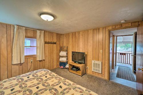 2 Cozy Cabins With Snowmobile Parking Near The Lake!