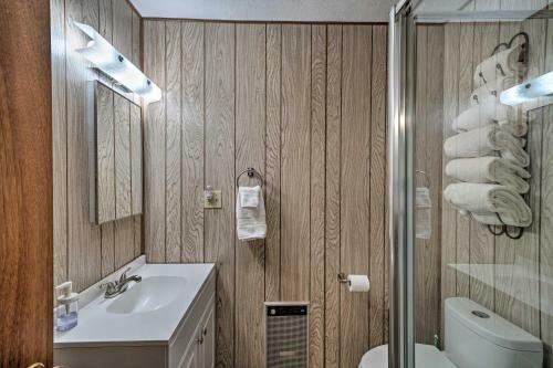 2 Cozy Cabins With Snowmobile Parking Near The Lake!