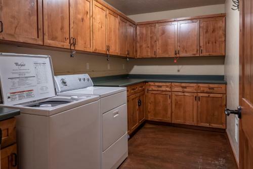 Upscale 1 Bedroom Timbers, Walk To Town