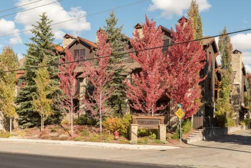 Upscale 1 Bedroom Timbers, Walk To Town