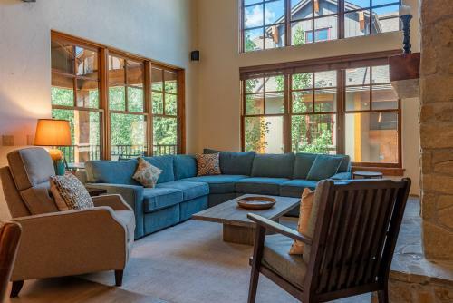 Upscale 1 Bedroom Timbers, Walk To Town