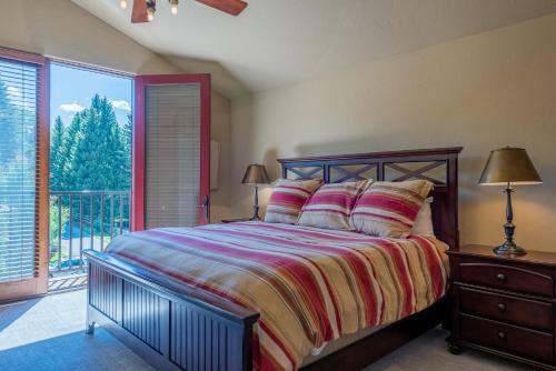 Upscale 1 Bedroom Timbers, Walk To Town