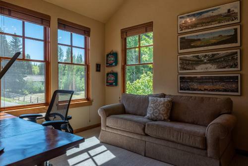 Upscale 1 Bedroom Timbers, Walk To Town