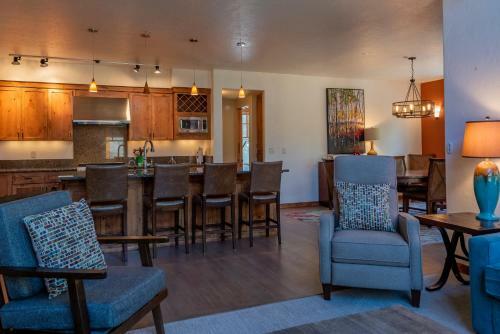 Upscale 1 Bedroom Timbers, Walk To Town