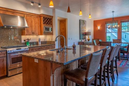 Upscale 1 Bedroom Timbers, Walk To Town
