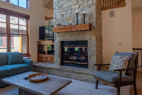 Upscale 1 Bedroom Timbers, Walk To Town