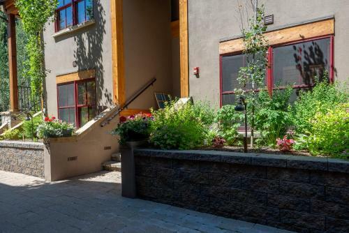 Upscale 1 Bedroom Timbers, Walk To Town