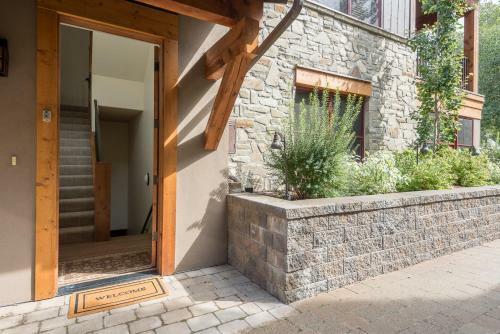 Upscale 1 Bedroom Timbers, Walk To Town