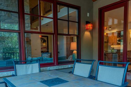 Upscale 3 Bedroom Timbers Condo, Walk To Town