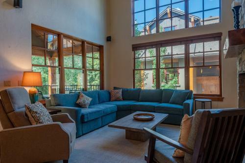 Upscale 3 Bedroom Timbers Condo, Walk To Town