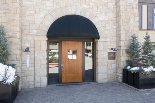 Colonnade Residence 11