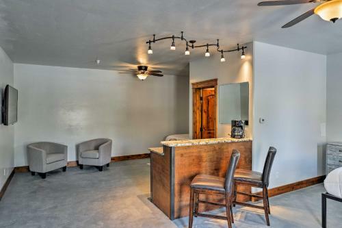 Apartamento Central Lava Hot Springs Studio With Deck And Views!