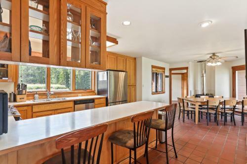 Lakeview Home With New Hot Tub - Sleeps 10