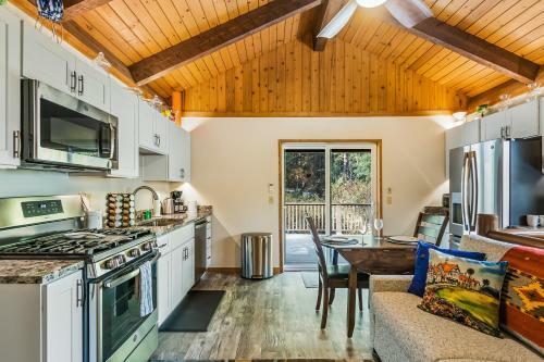 Cozy One Bedroom With Privacy - Community Beach Access