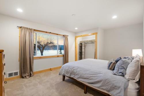 Lakefront Gem With Hot Tub And Views