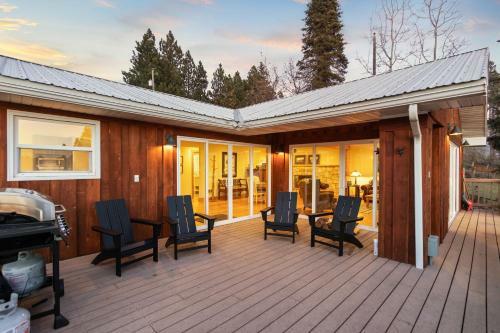 Lakefront Gem With Hot Tub And Views
