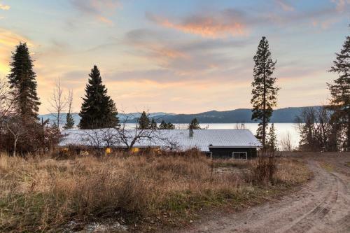 Lakefront Gem With Hot Tub And Views