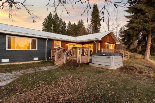 Lakefront Gem With Hot Tub And Views