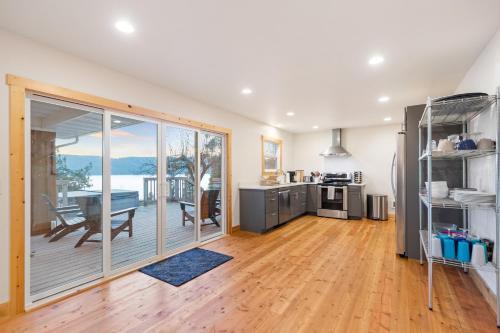 Lakefront Gem With Hot Tub And Views
