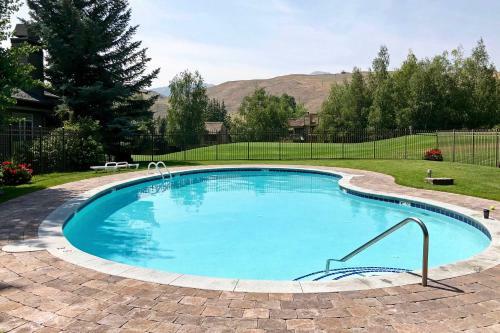 Sun Valley Townhome On Golf Course Near Ski Lifts!