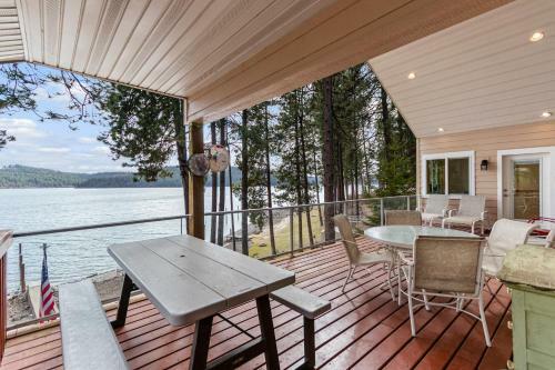 Lakefront Seclusion