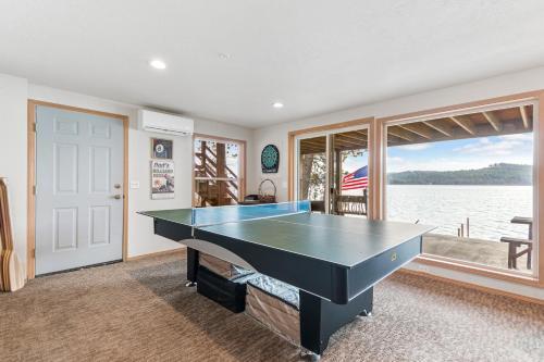 Lakefront Seclusion