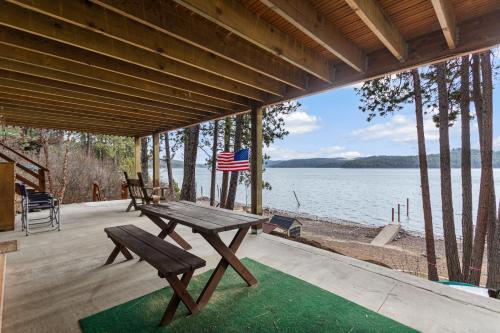 Lakefront Seclusion