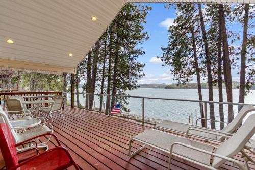 Lakefront Seclusion
