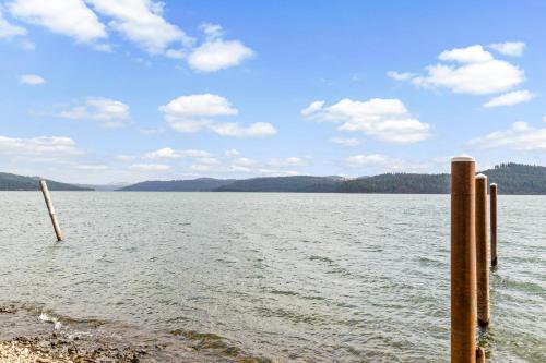 Lakefront Seclusion