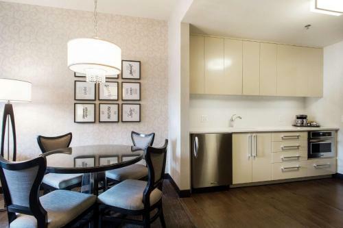 Hotel Thewit Chicago By Suiteness