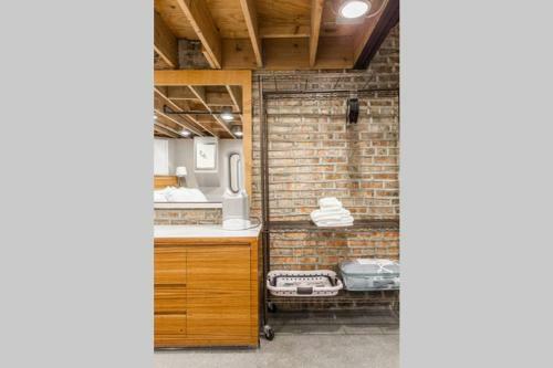 4 Bedroom, 2 Full, 2 Half Bath South Side Greystone Townhome