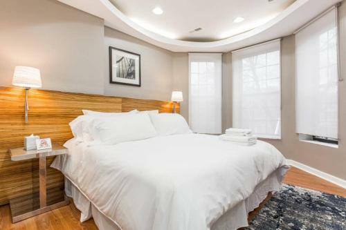 4 Bedroom, 2 Full, 2 Half Bath South Side Greystone Townhome
