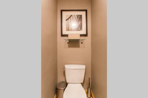 4 Bedroom, 2 Full, 2 Half Bath South Side Greystone Townhome