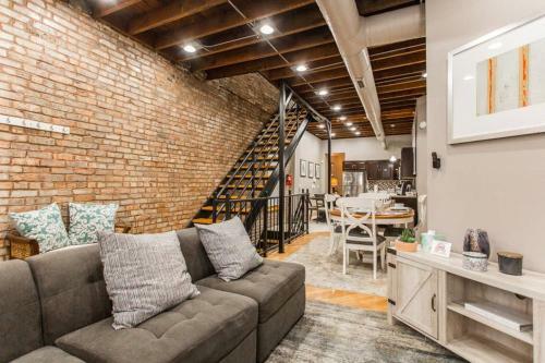4 Bedroom, 2 Full, 2 Half Bath South Side Greystone Townhome