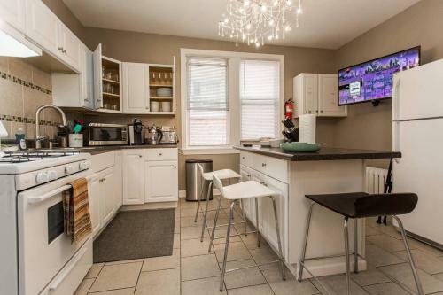 7 Bedroom/3 Bathroom Home-20 Mins From City Center