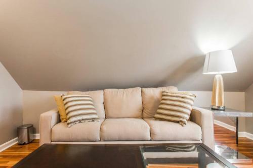 7 Bedroom/3 Bathroom Home-20 Mins From City Center